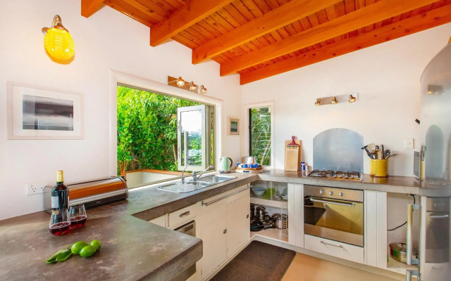 Waterfront Bach - Raglan Bach