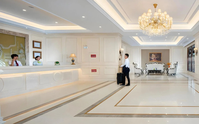 Vienna Hotel (Huainan Railway Station Wuyue Plaza)