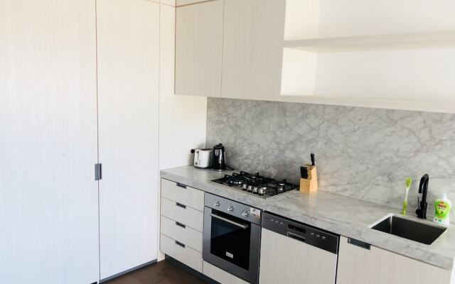 LVL 11 Cosy Apartment Near Lygon St