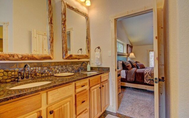 Grand Moose Lodge 3 Bedroom Home by RedAwning