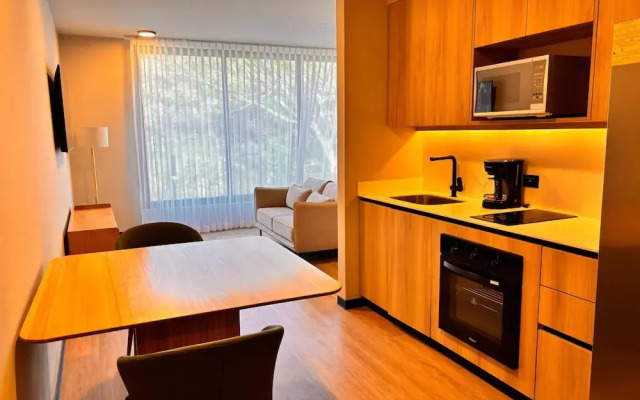 BEE Suites San José - Santa Ana