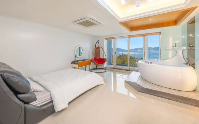 Geoje Ahat Spa Pension