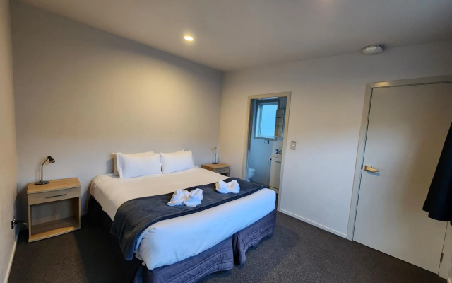 Pinewood Queenstown – Guest Rooms – Queenstown