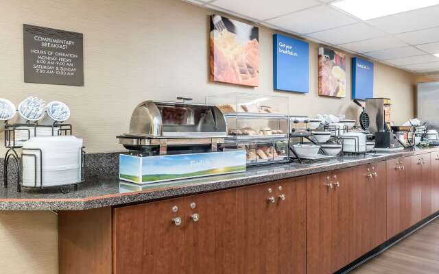 Comfort Inn & Suites Piqua-Near Troy-I75
