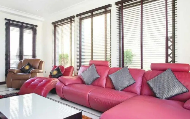 The Palm Jumeirah Villas - Frond E by Kennedy Towers