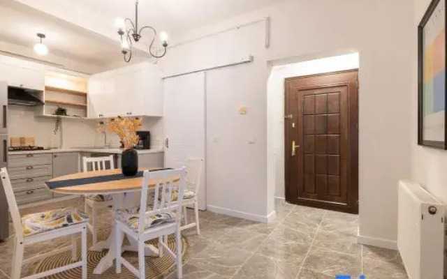 Fully Renovated 2BR Flat in Center of Moda