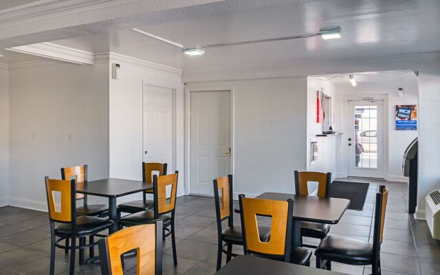 Super 6 Inn & Suites Baton Rouge