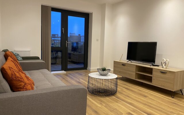 Cosy Stunning two Bed Apartment With Balcony