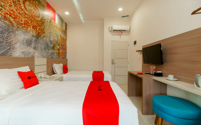 RedDoorz Plus @ Point Phila Cihampelas