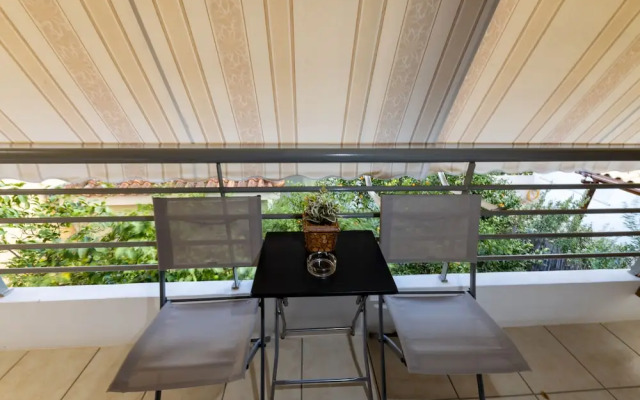 A&J Apartments or Rooms athens airport