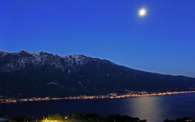 La Quiete 09 terrace apartment by Gardadomusmea