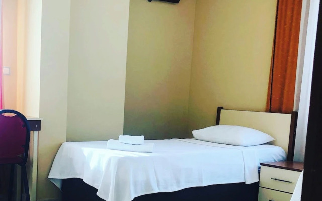 Arya Hotel