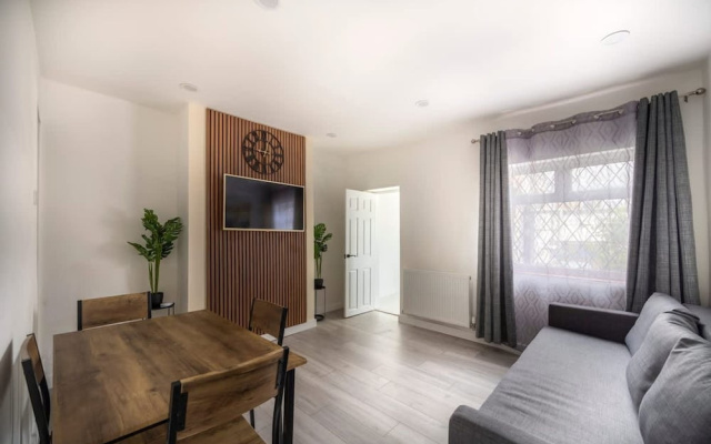 3bedroom 2 Bathroom House-free Parking 5 Beds