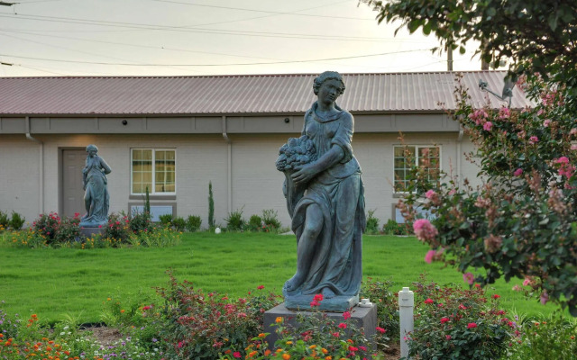 Romantic Inn & Suites