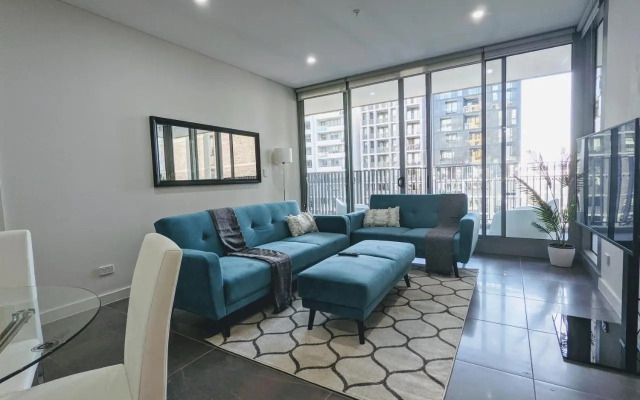Elegant 3-bed 2-bath, balcony, with pool included, NO PARTIES!