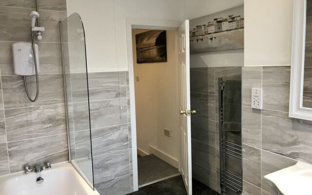 Stylish 3 Bedroom House Only 5 Mins From M6/m58