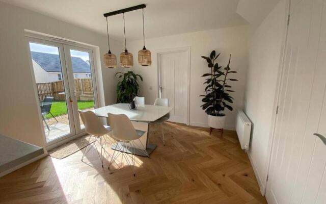 Beautiful 4 Bedroom 3 Beds House in Glasgow