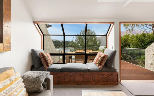 Lodges 6 - Lake views and close to town