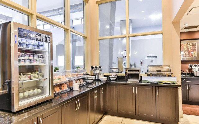 Comfort Inn & Suites Ambassador Bridge