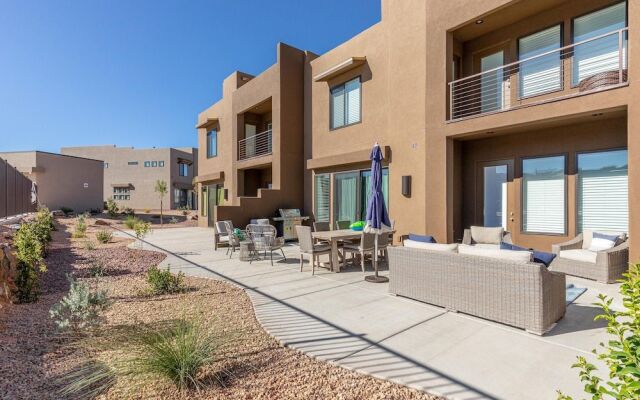 Poolside Escape At The Ledges