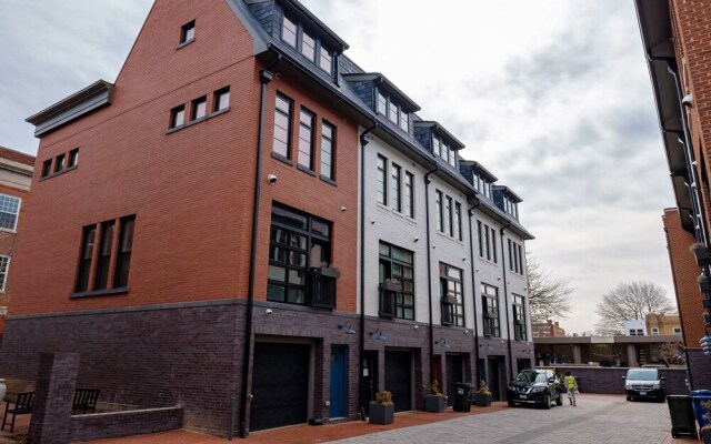 Capitol Hill - Four Bedroom TownHouse