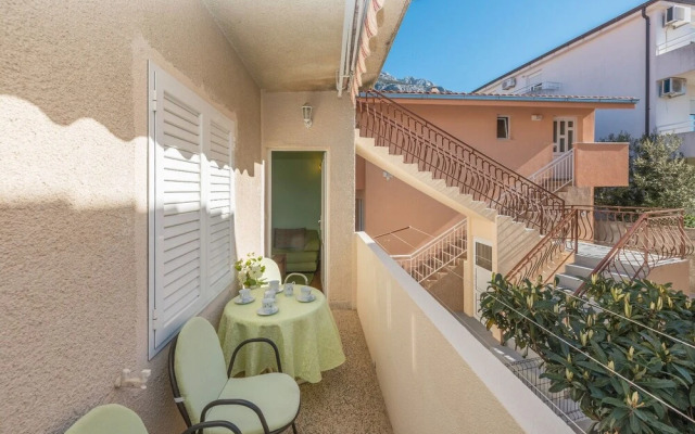 Goran - in the Center of the City - A3-zeleni