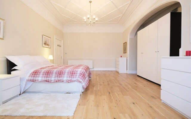 Amazing 3-bedroom Garden Flat for 6 in Ealing