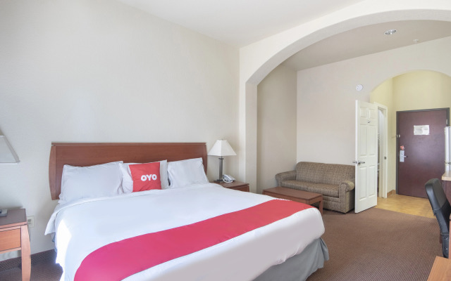 OYO Townhouse Clute Lake Jackson