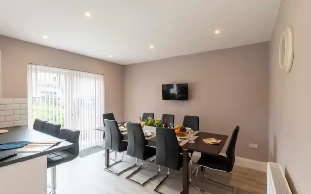 Buckingham House - Spacious 3-bedroom