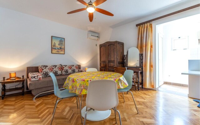 Nice Apartment in Duce With Wifi and 2 Bedrooms
