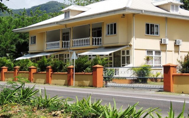 Reef Holiday Apartments