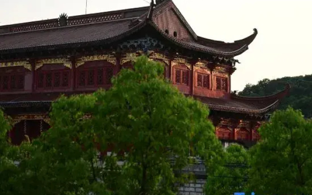 Lumen Shangshangqian Guesthouse Near Guoqing Temple