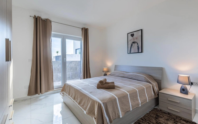 STYLISH 2-Bedroom Penthouses - Terrace with Views