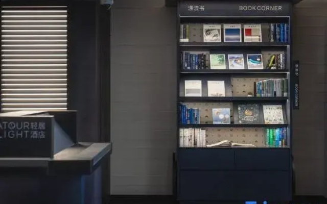 Shanghai Caohejing Caobao Road Light Residence Hotel