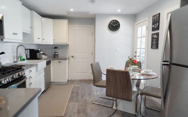 CHARMING UPGRADED 1-BEDROOM HOUSE IN GLENDALE  (p55)