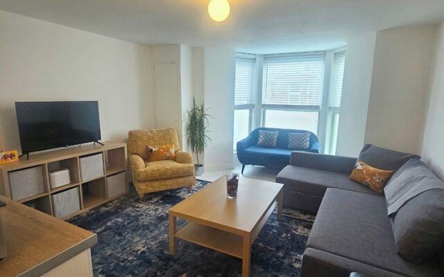 Seaside Haven Coastal Comfort 200m from the Beach