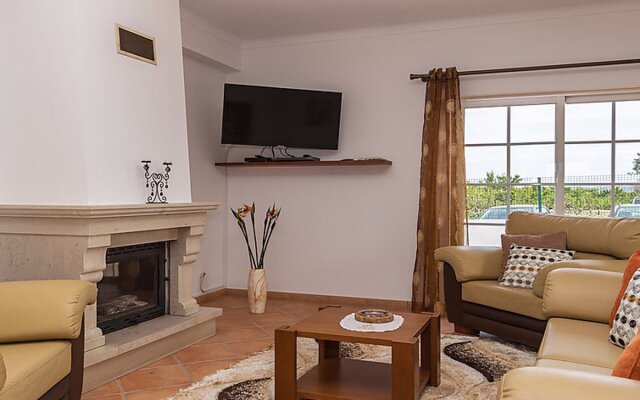 Casa das Amendoeiras