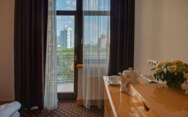Ark Palace Hotel