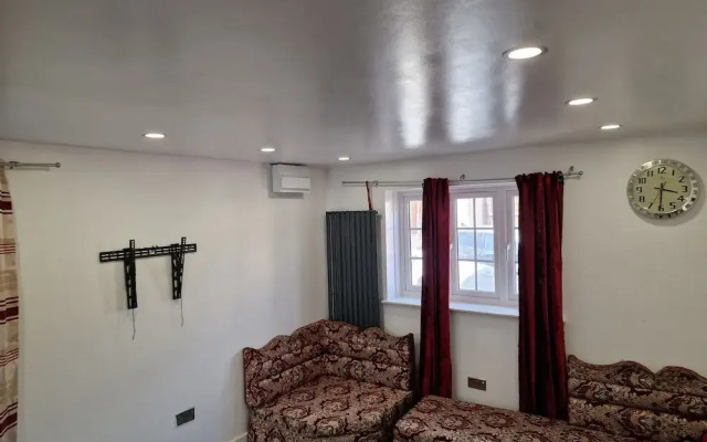 Cozy Dagenham Retreat - 2BR House