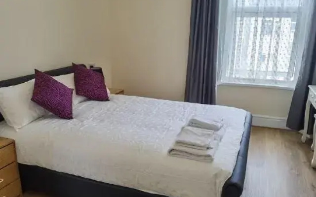 comfy 2 bedroom Apt in central area New Refurbishment