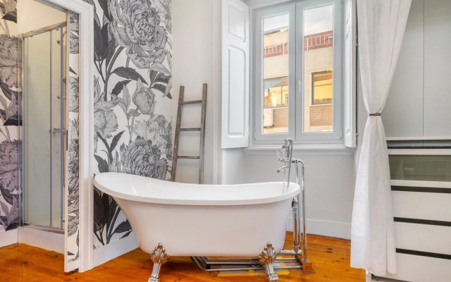 Luxurious Art Deco 3 Br