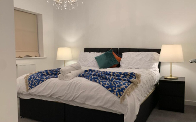 House- Sleeps 6 & Free Parking