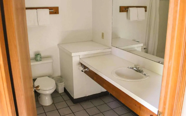 Oak Hill Inn & Suites