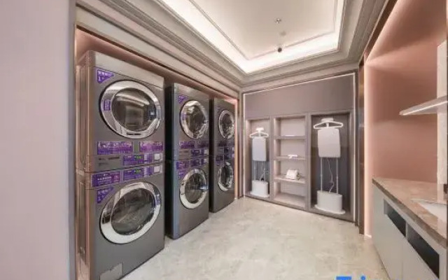 Mercure Hotel Xinyang Baopeng Square