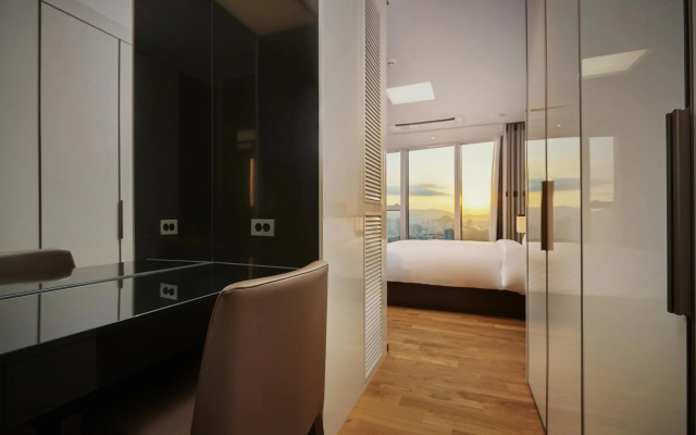 Ocean L Suite  (Beach View with 3 Bedrooms)