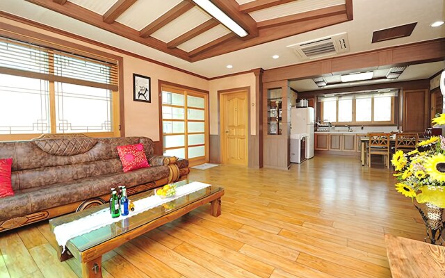 Yeongju Pusoksa Maple Road Pension