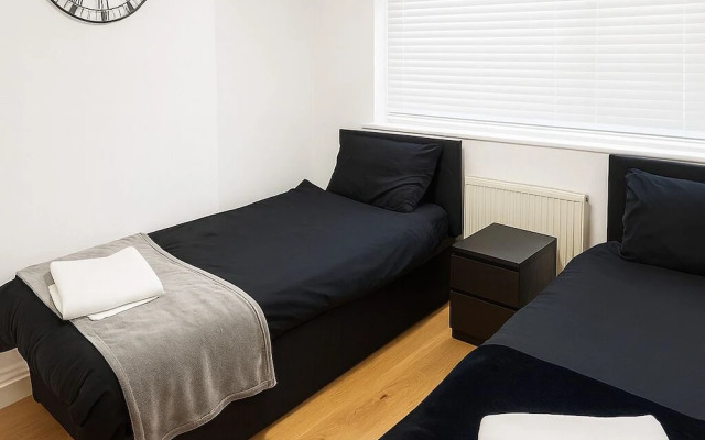 Prime 4BR Reading House & Free Parking