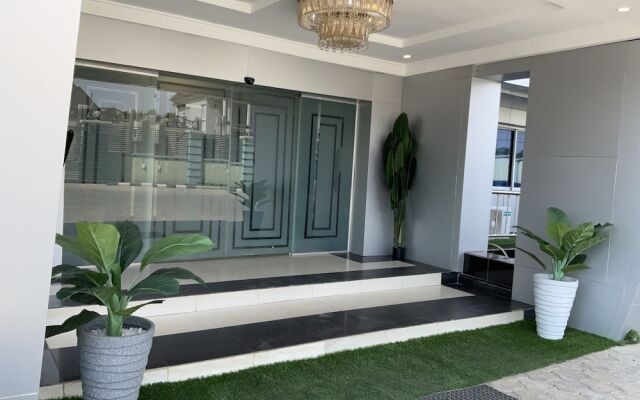 Lis Hotel And Suites