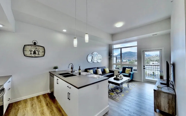 Brand New, Top Floor Condo Downtown