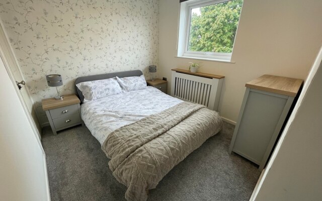 Leominster 3 Bedroom House, Parking Garden Private